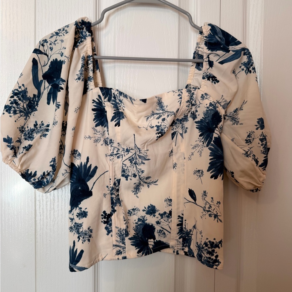 NWT - Abercrombie & Fitch Floral Puff Sleeve Blouse - Cream and Navy